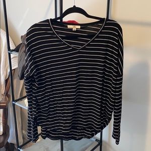 Black/white long sleeve shirt
